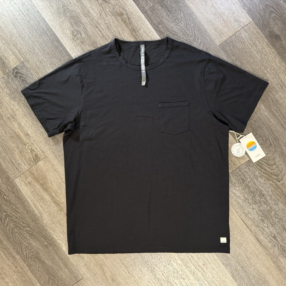 NEW Vuori Mens XXL Feather Pocket Tee Gym Yoga Black Casual Short Sleeve Tshirt